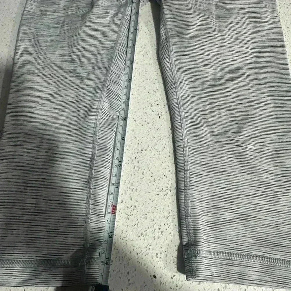 Lululemon gray cropped leggings size 4 EUC - Picture 5 of 6